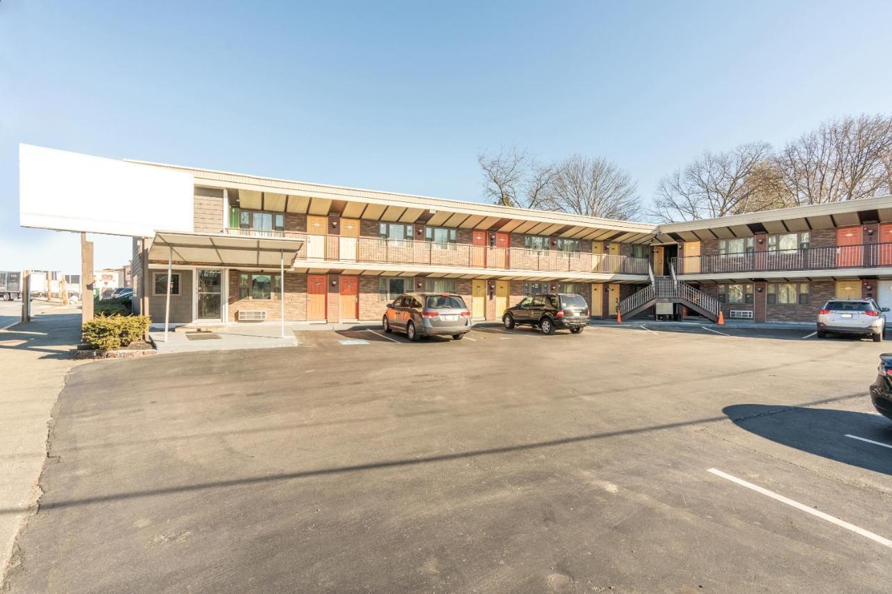 Oyo Hotel Malden Ma Broadway Luaran gambar