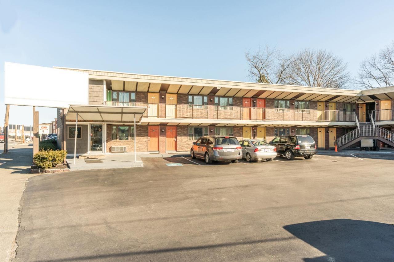 Oyo Hotel Malden Ma Broadway Luaran gambar